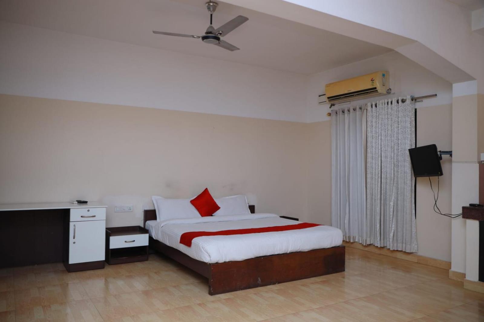 Hotel Tayas Trippapur Екстериор снимка