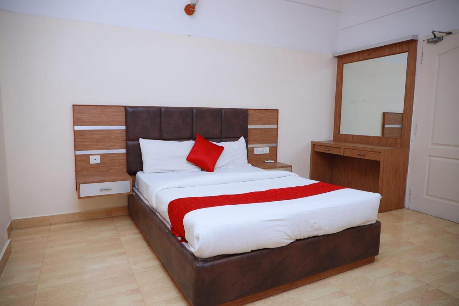 Hotel Tayas Trippapur Екстериор снимка